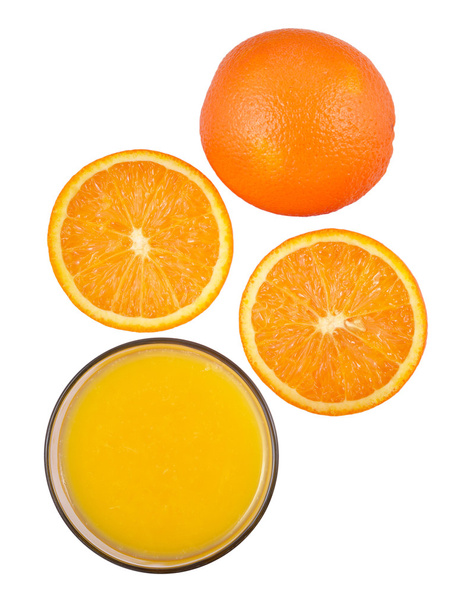 Jugo de naranja y naranjas sobre fondo blanco
 - Foto, imagen
