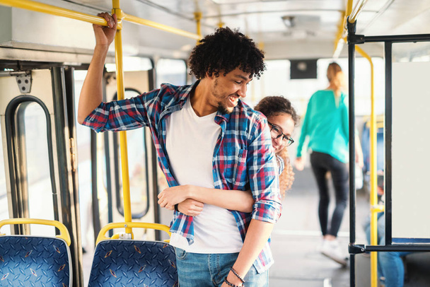 若い幸せな男と女バスでハグ - 写真・画像