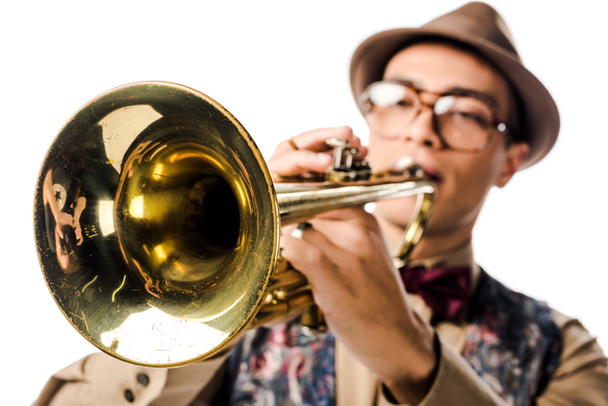 szelektív összpontosít a kevert férfi zenész elegáns kalap és szemüvegek, játszik a trombita elszigetelt fehér  - Fotó, kép