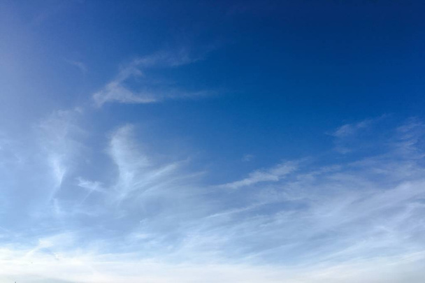 Felhő, ég kék háttér. Felhők kék ég - Fotó, kép