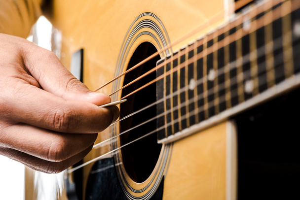 visão parcial do músico masculino tocando na guitarra acústica isolada no branco
 - Foto, Imagem