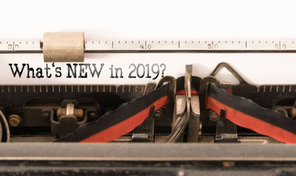 Was 2019 neu ist, steht auf einer alten Schreibmaschine - Foto, Bild