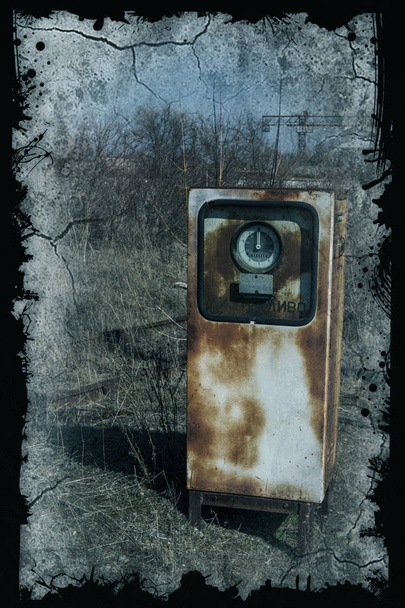 Znajduje się opuszczona samotny zardzewiały stacji benzynowej z napisem "Olej napędowy". Stare zużyte vintage zardzewiały zepsuty stacji benzynowej w środku parku żyje samochodowych i urządzeń kolejowych - Zdjęcie, obraz