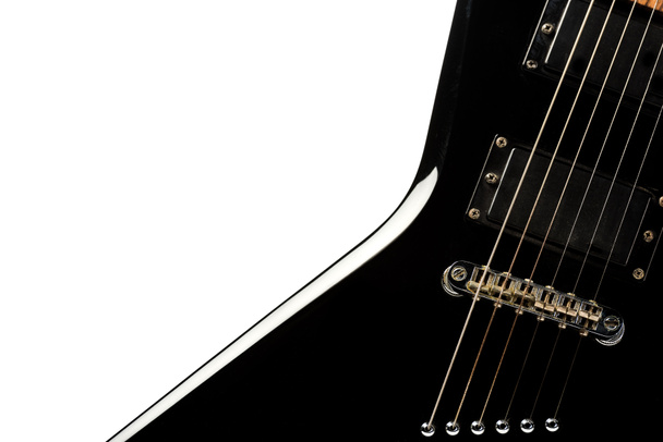 κλείνω πάνω θέα του μαύρη ηλεκτρική κιθάρα που απομονώνονται σε λευκό - Φωτογραφία, εικόνα