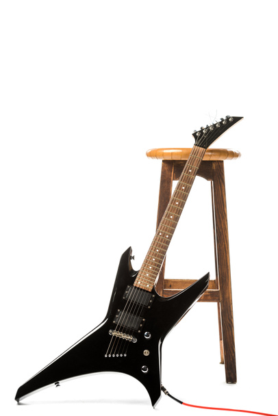 gitara elektryczna w pobliżu drewniane krzesło na białym tle - Zdjęcie, obraz