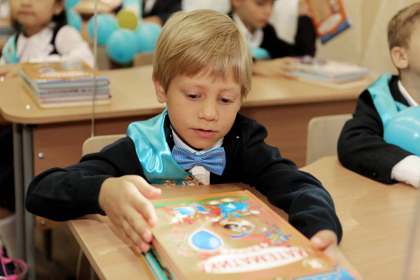 Odessa, Ukraina - 1 września 2016: dzieci szkół i nauczycieli w klasie. Badanie w szkole pierwszy równiarki. Dzieci chodzą do szkoły pierwszego września, dzień wiedzy, pierwszy dzień w szkole. Szkoła festiwalu wiedzy - Zdjęcie, obraz