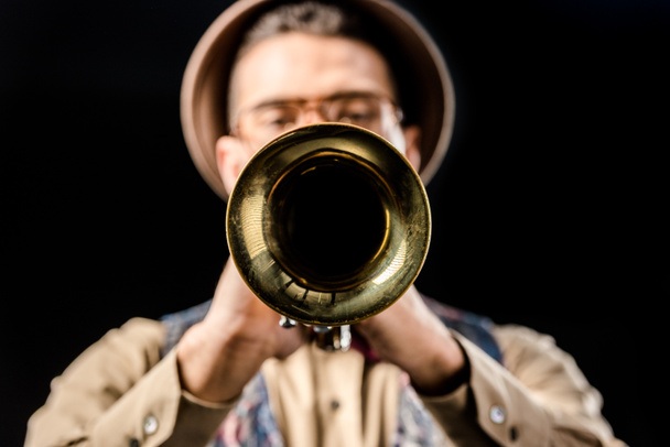 enfoque selectivo de jazzman masculino jugando en trompeta aislado en negro
 - Foto, Imagen