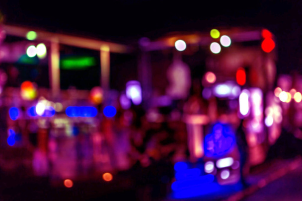 Desenfoque abstracto de luces brillantes lámparas escenario verano arte café área abierta en el balneario de verano. Fondo para la tarjeta de felicitación de diseño creativo. Restaurante, cafetería con un hermoso fondo borroso
 - Foto, Imagen