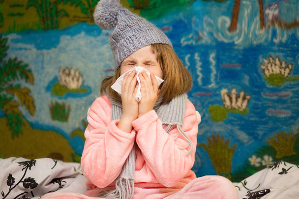 Petite fille avec nez qui coule essuie son nez, concept de santé
 - Photo, image