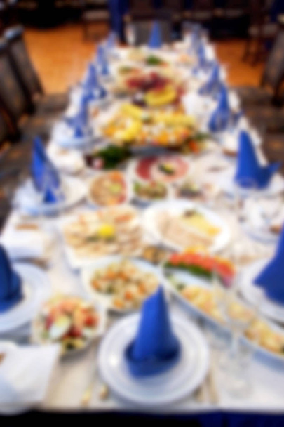 Feestelijke tafel met eten en drinken. Mooi design feestelijke tafel met een verscheidenheid aan heerlijke lekkernijen en mooie - Foto, afbeelding