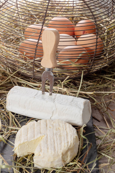 Французский сыр святого Марселена с яйцами на соломе - Фото, изображение