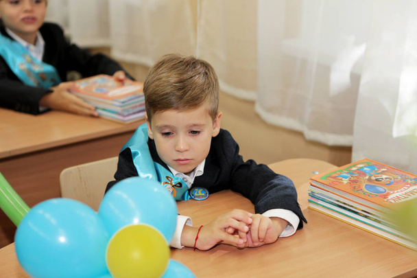 Odessa, Ukraina - 1 września 2016: dzieci szkół i nauczycieli w klasie. Badanie w szkole pierwszy równiarki. Dzieci chodzą do szkoły pierwszego września, dzień wiedzy, pierwszy dzień w szkole. Szkoła festiwalu wiedzy - Zdjęcie, obraz