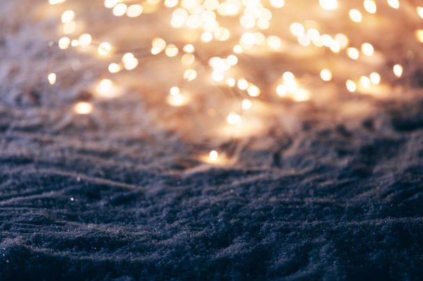 Χειμώνα χιονισμένο φόντο με λαμπάκια. Χριστούγεννα βράδυ σκηνικό. - Φωτογραφία, εικόνα