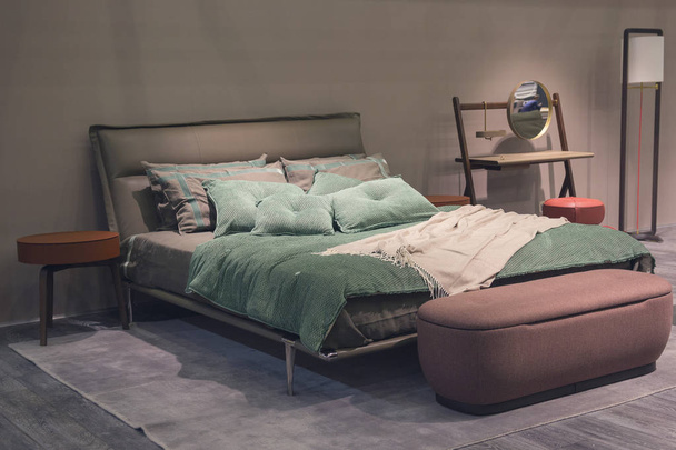 Yatak odasında modern tarzı yatakta. İç - Fotoğraf, Görsel