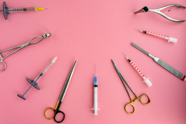 Плоская укладка медицинских инструментов на розовом фоне. Образец медицинского образования
. - Фото, изображение