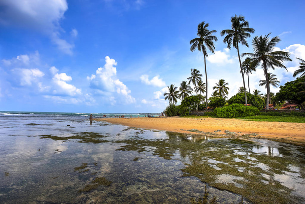 Hikkaduwa Beach a jeho korálový útes za slunečného dne, Srí Lanka - Fotografie, Obrázek