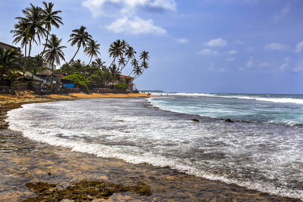 Praia de Hikkaduwa e seu recife de coral em um dia ensolarado, Sri Lanka
 - Foto, Imagem