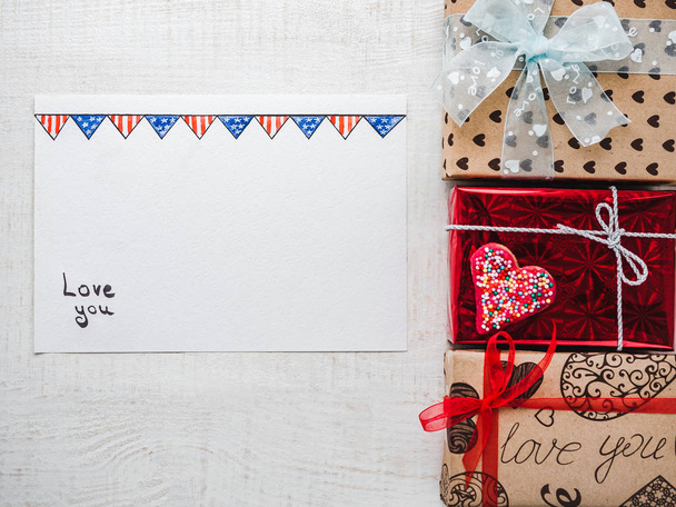 Blank Notepad Page для сладких слов о любви и ярких подарочных коробок на деревянных белых досках. Крупный план, плоский план. Поздравляем близких, родственников, друзей, коллег
 - Фото, изображение