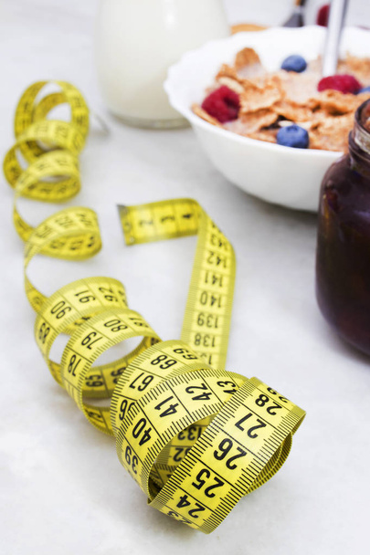 cinta métrica con desayuno saludable, concepto de dieta
 - Foto, Imagen