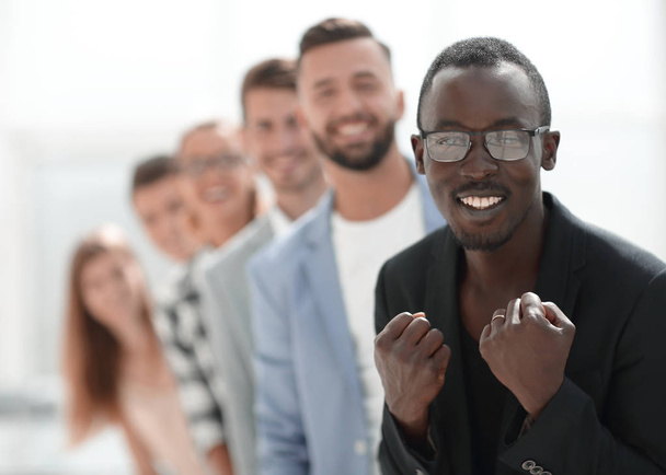 lächelnder afrikanischer amerikanischer Büroangestellter oder Führer - Foto, Bild