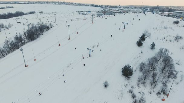 Estación de esquí en la temporada de invierno. Vista aérea
. - Foto, Imagen