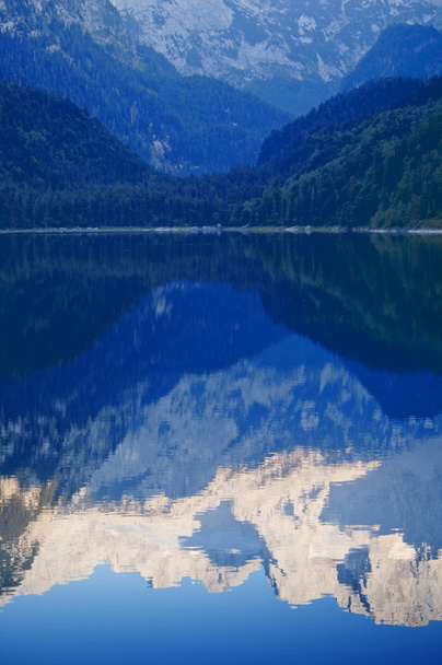 Pics de montagne se reflétant dans le lac
 - Photo, image