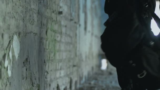 Sfrustrowany chłopiec siedzi na piętrze opuszczonego budynku, ucieczki z domu, rebel - Materiał filmowy, wideo