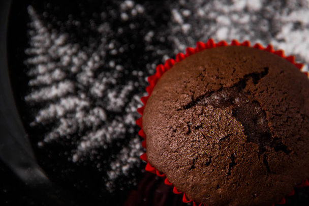 Bir dal dekorasyon ile karanlık bir arka plan üzerinde çikolatalı kek ile krema şeker boyalı - Fotoğraf, Görsel