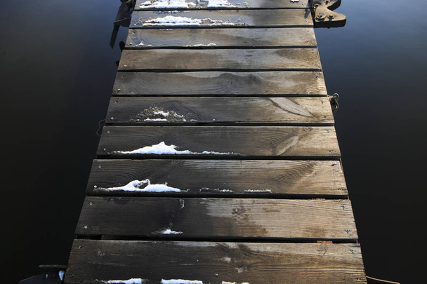 embarcadero de madera en el río
 - Foto, Imagen