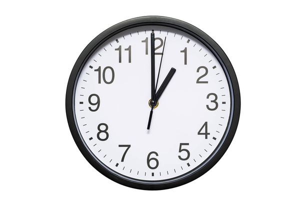 Zegar ścienny pokazuje czas 1 godzina na na białym tle. Okrągły zegar ścienny – widok z przodu. Trzynaście godzina - Zdjęcie, obraz