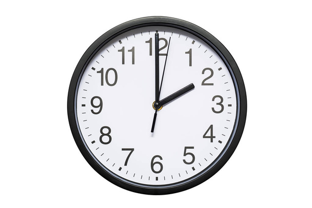 Reloj de pared muestra la hora 2 en punto sobre fondo blanco aislado. Reloj de pared redonda - vista frontal. Catorce en punto
 - Foto, imagen
