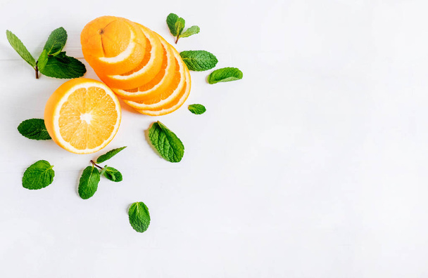 Background for design with orange and mint. Creative background with fruit. Bright background for the designer with orange and mint. - Foto, Bild