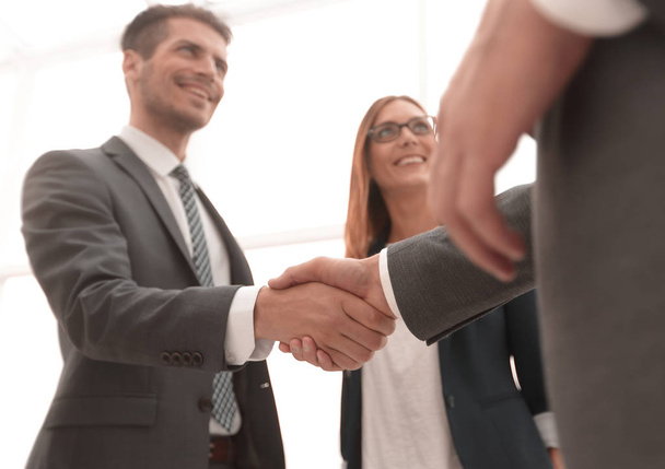Business shaking hands in the office - Fotografie, Obrázek