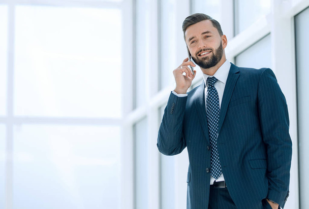 close up.smiling businessman talking on the phone - Φωτογραφία, εικόνα
