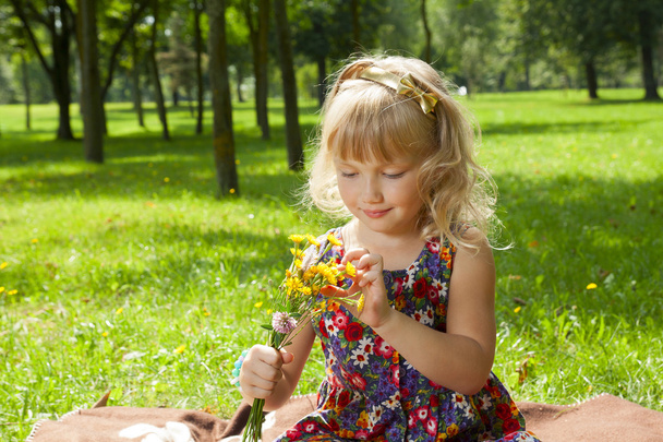 Little girl making a bouquet - Photo, image