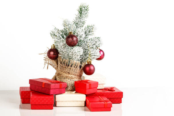 Weihnachtsbaum-Geschenkboxen mit Spielzeug auf weißem Hintergrund in Nahaufnahme - Foto, Bild
