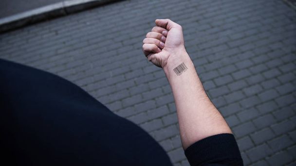 обрезанный вид штрих-кода на мужской руке на улице
 - Фото, изображение