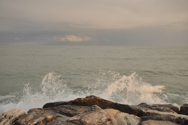Mar Adriático, Itália. Ondas batendo contra a costa contra um céu tempestuoso
. - Foto, Imagem