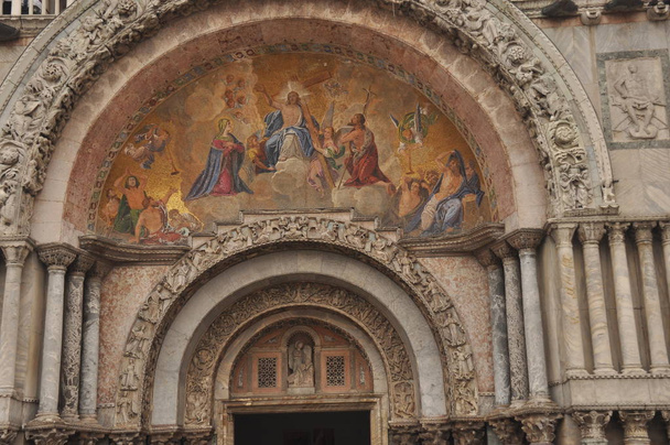 Fresken über dem Eingang zur Basilika St. Mark in Venedig. - Foto, Bild