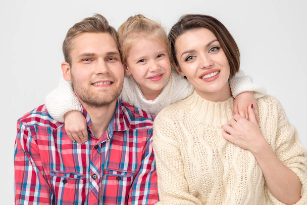 Šťastná rodina tří objímání na bílém pozadí. - Fotografie, Obrázek