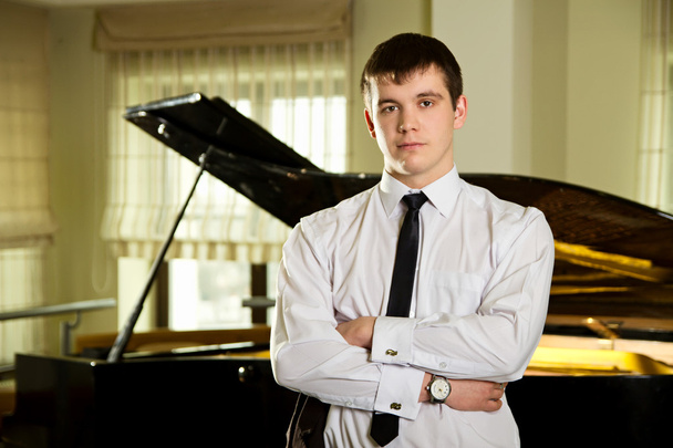 jonge pianist - Foto, afbeelding