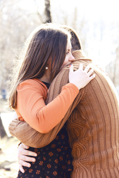glückliche Frau umarmt ihren Mann am Valentinstag - Foto, Bild