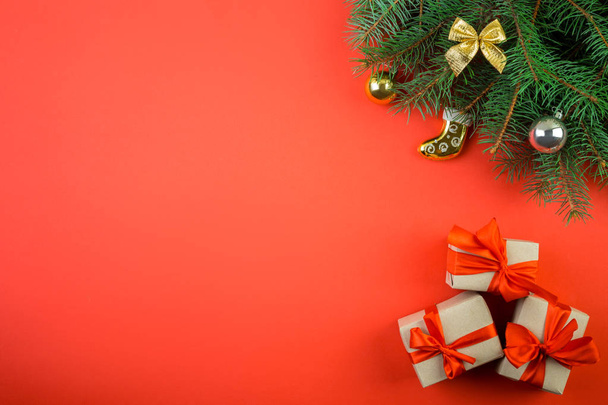 Karácsonyi háttér fenyő fa és dekoráció. Felülnézet másolási hellyel - Fotó, kép