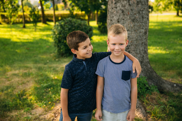 Niños felices en el parque. Dos hermanos. Diez años de edad
 - Foto, Imagen