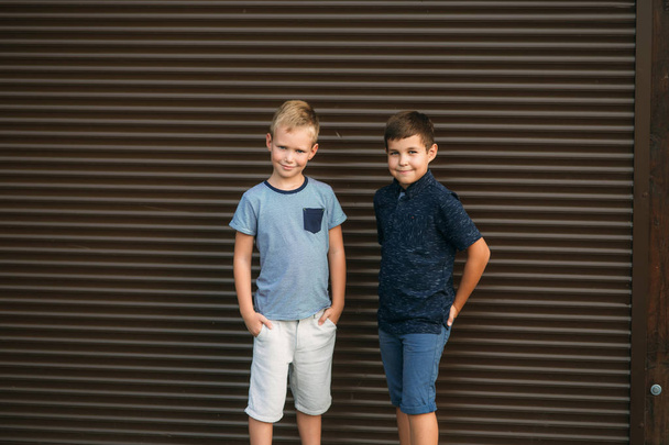 zwei stylische Kinder posieren für den Fotografen. Junges Modell - Foto, Bild