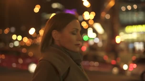 Jolie femme confiante marchant à la maison après la journée de travail, éclairage de la rue
 - Séquence, vidéo