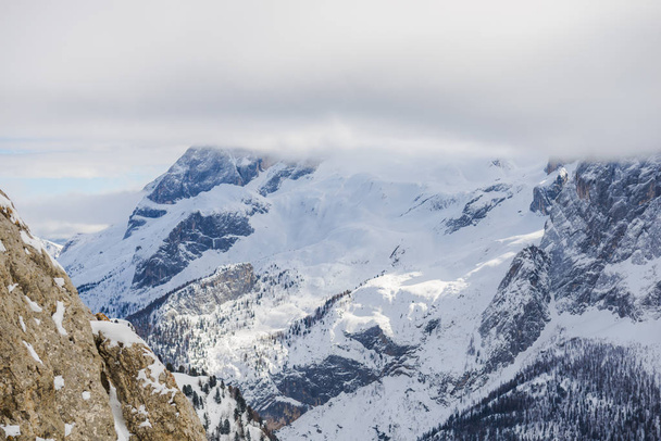 rocky mountains in winter, mountains peak and sky  - Foto, imagen