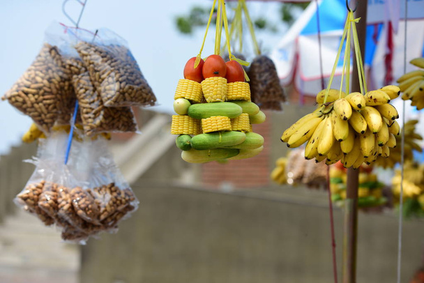 Az élelmiszer-a hegyek közelében a thaiföldi város élő majmok - Fotó, kép