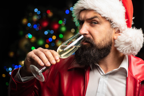 Le Père Noël buvant du champagne la veille de Noël. Brutal Père Noël. Joyeux Noël et Joyeuses Fêtes. Soirée de Noël alcoolisée. Ivre barbu Hipster Santa. Look sexy
 - Photo, image