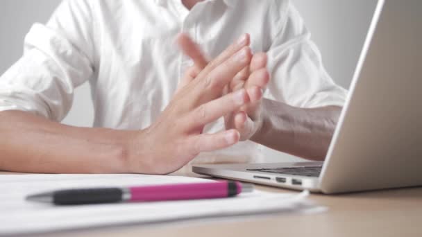 Handen van de mens die angstig, nerveus en ongemakkelijk op de werkplek. Zenuwinzinking op het werk - Video